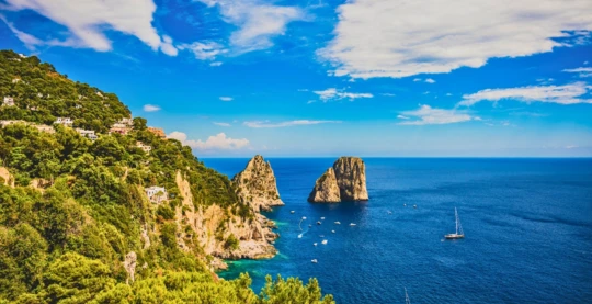 Bañarse en el archipiélago de Faraglioni
