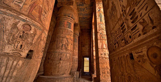 Visita a un piccolo villaggio di pescatori e alla necropoli