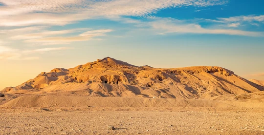 Passeggiata nel deserto nella valle rocciosa