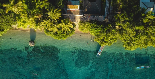 Buceo en el vibrante arrecife que rodea Pulau Pisang