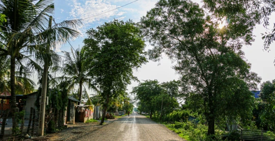 Visita al pueblo de Pak Russei
