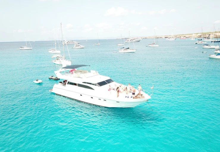 Firebird 68 Fly Valencia harbour | DIVINA