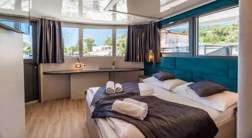 VIP - Upper/Main Deck