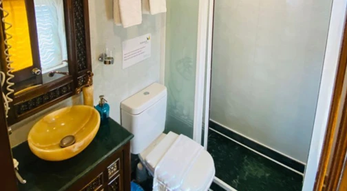 Cabine double avec un grand lit ou lits jumeaux