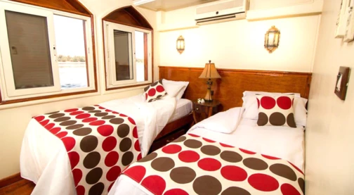 Cabina con 2 letti singoli che possono essere trasformati in un letto matrimoniale.