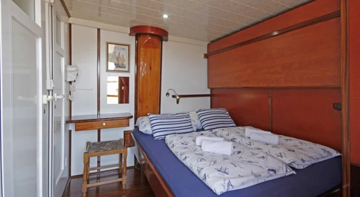 Double cabin - Upper deck - Queen-size bed