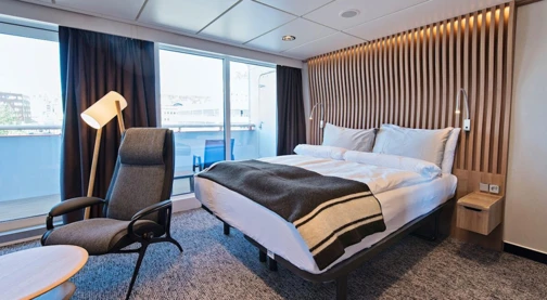 Wheelchair-accessible outside cabin with balcony