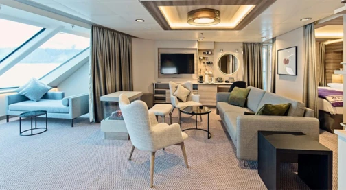Large suite with balcony - Upper deck
