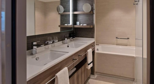 Large suite with balcony - Upper deck