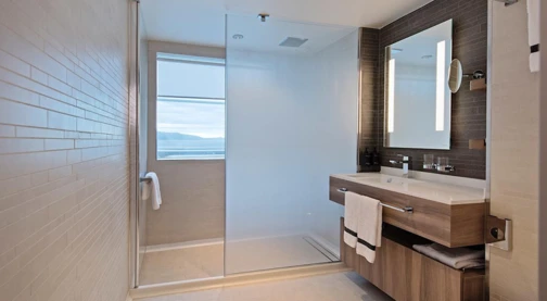 Corner suite with balcony - Upper deck