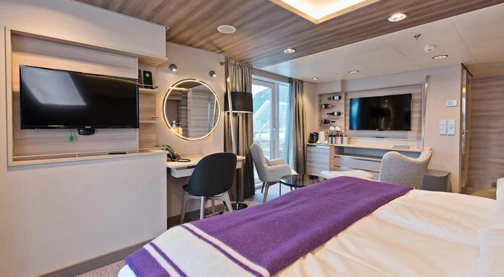 Corner suite with balcony - Upper deck