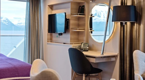 Corner suite with balcony - Upper deck