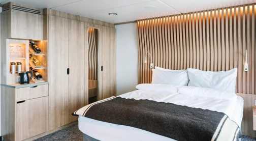 Wheelchair-accessible outside cabin with balcony