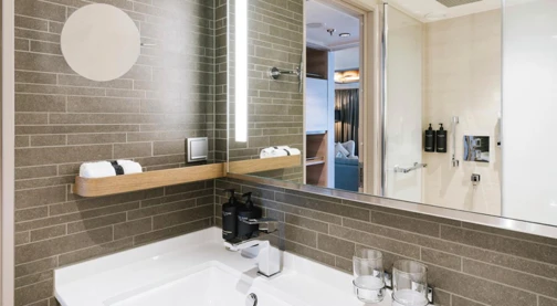 Large suite with balcony - Upper deck