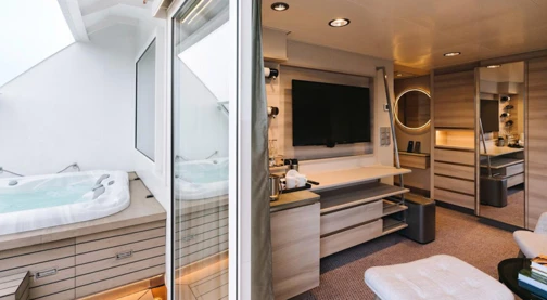 Corner suite with balcony - Upper deck