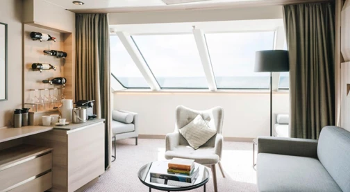 Large suite with balcony - Upper deck