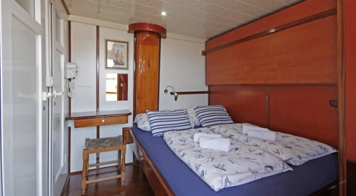 Single cabin - Upper deck - Queen-size bed