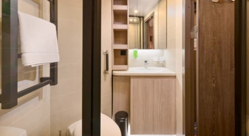 Vierfachkabine mit Bullauge