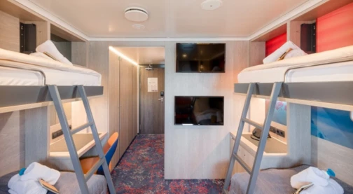 Vierfachkabine mit Bullauge