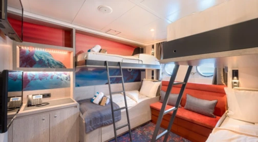 Vierfachkabine mit Bullauge