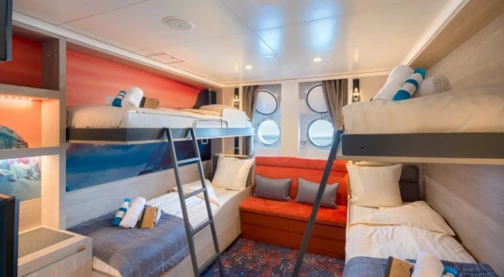 Vierfachkabine mit Bullauge