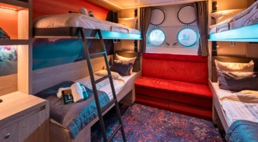 Vierfachkabine mit Bullauge