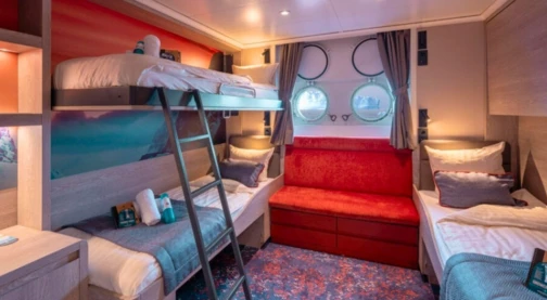 Dreifachkabine mit Bullauge