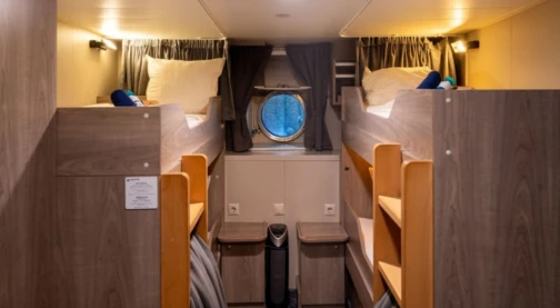 Cabine quadruple avec hublot