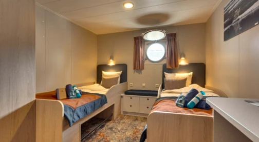 Cabine double avec hublot