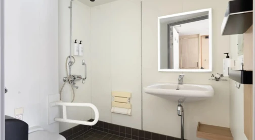 Cabina accesible para personas con movilidad reducida