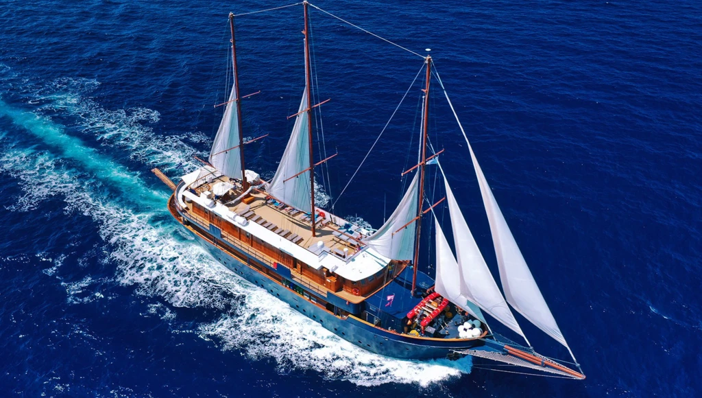 Authentic Cyclades: an exclusive cruise in the Aegean Sea between the charm and serenity of the Greek islands