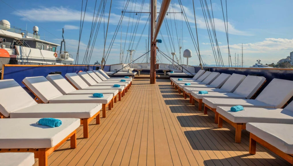 Authentic Cyclades: an exclusive cruise in the Aegean Sea between the charm and serenity of the Greek islands