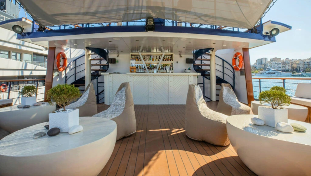 Authentic Cyclades: an exclusive cruise in the Aegean Sea between the charm and serenity of the Greek islands