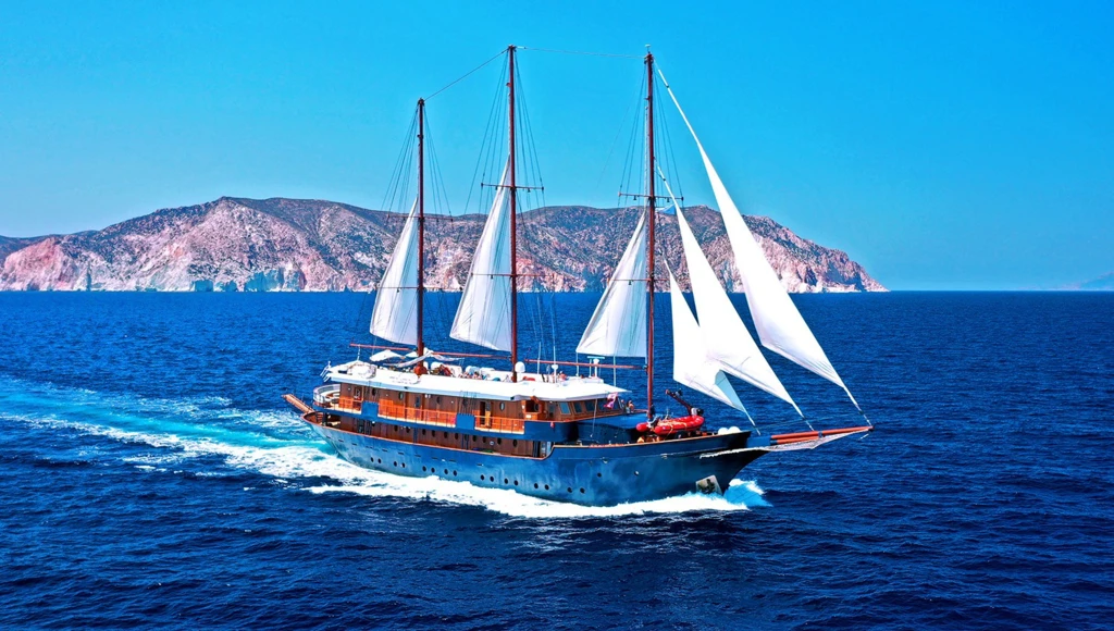 Authentic Cyclades: an exclusive cruise in the Aegean Sea between the charm and serenity of the Greek islands