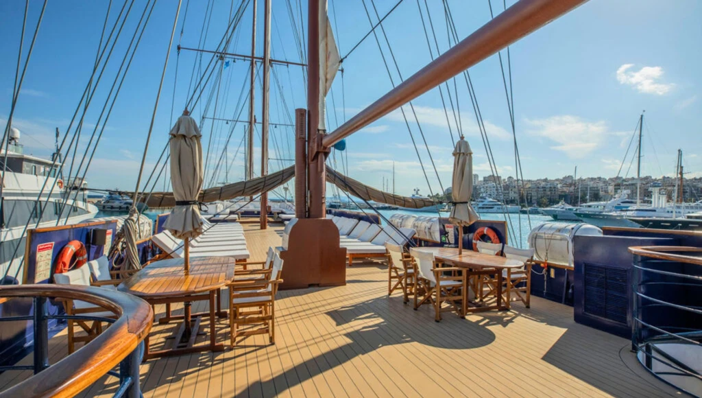 Authentic Cyclades: an exclusive cruise in the Aegean Sea between the charm and serenity of the Greek islands