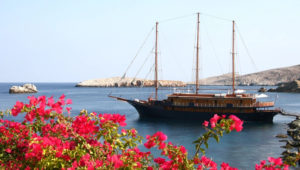 Authentic Cyclades: an exclusive cruise in the Aegean Sea between the charm and serenity of the Greek islands