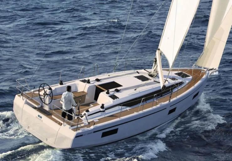 Bavaria C38 Porto di Hyeres | ALAIA