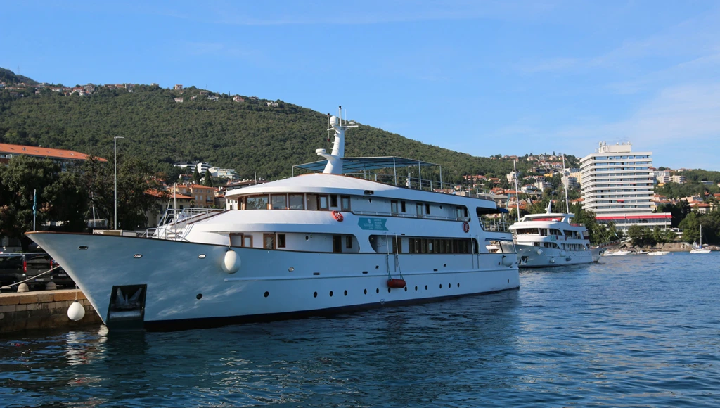 Bootsurlaub zwischen mittelalterlichen Städten und paradiesischen Stränden