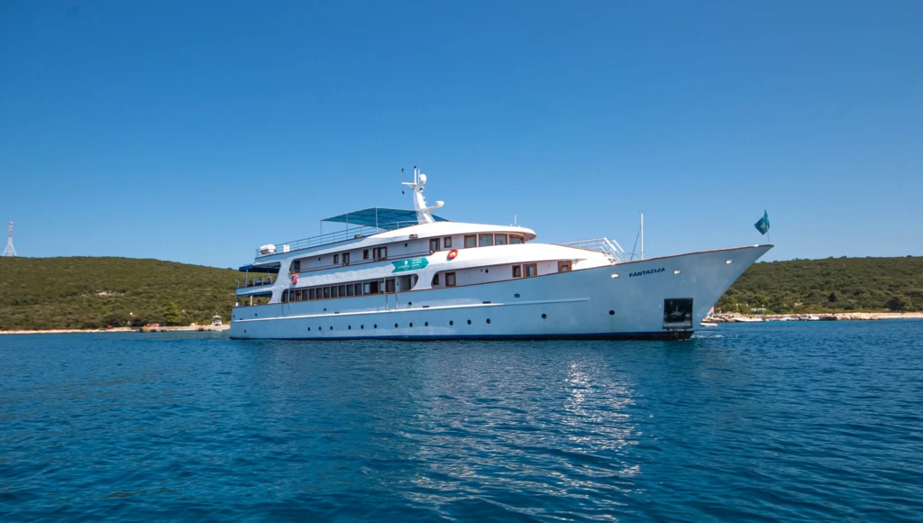 Bootsurlaub zwischen mittelalterlichen Städten und paradiesischen Stränden