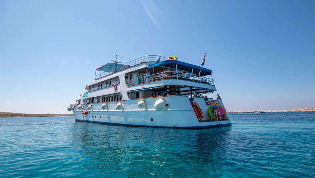 Bootsurlaub zwischen mittelalterlichen Städten und paradiesischen Stränden