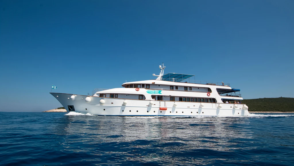 Bootsurlaub zwischen mittelalterlichen Städten und paradiesischen Stränden