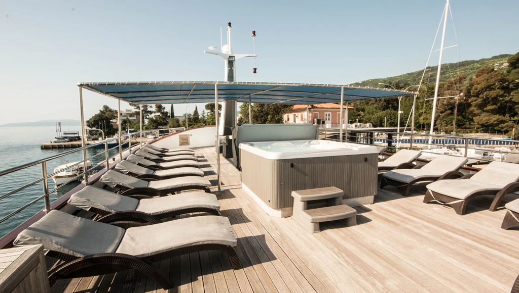 Bootsurlaub zwischen mittelalterlichen Städten und paradiesischen Stränden