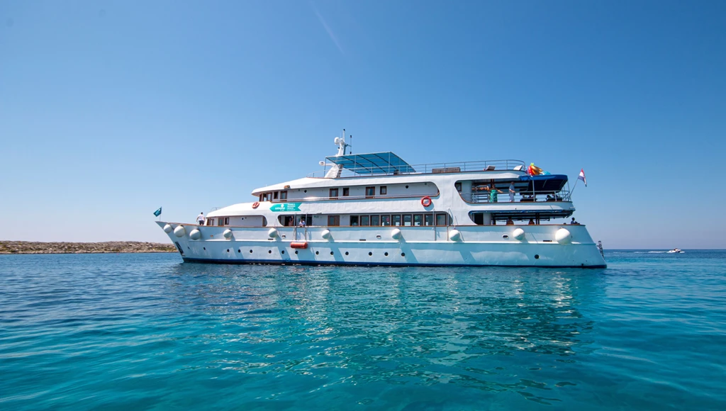 Bootsurlaub zwischen mittelalterlichen Städten und paradiesischen Stränden