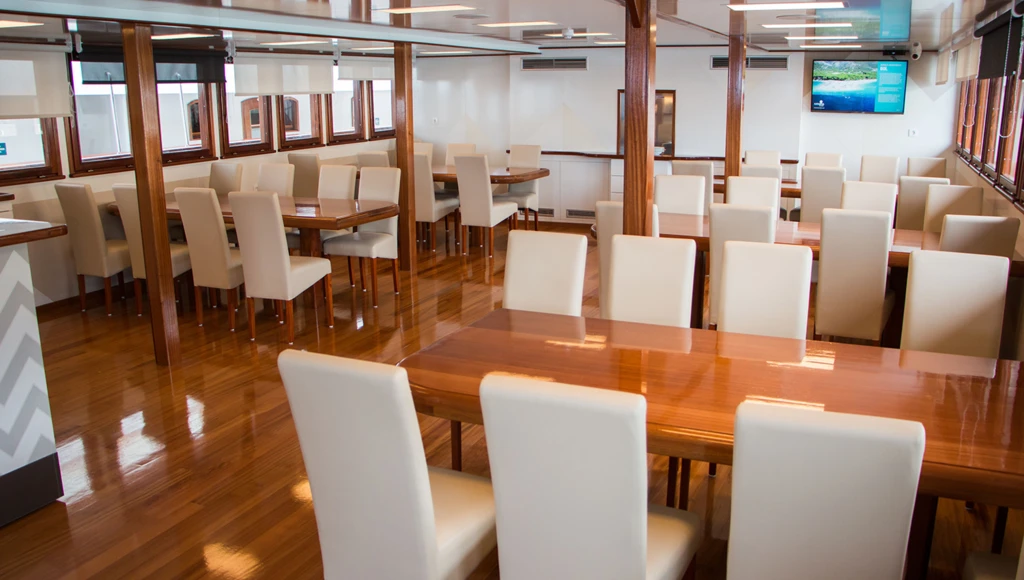 Bootsurlaub zwischen mittelalterlichen Städten und paradiesischen Stränden