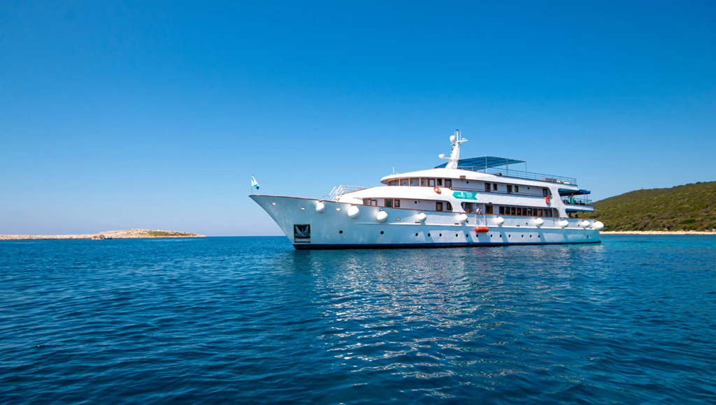 Bootsurlaub zwischen mittelalterlichen Städten und paradiesischen Stränden