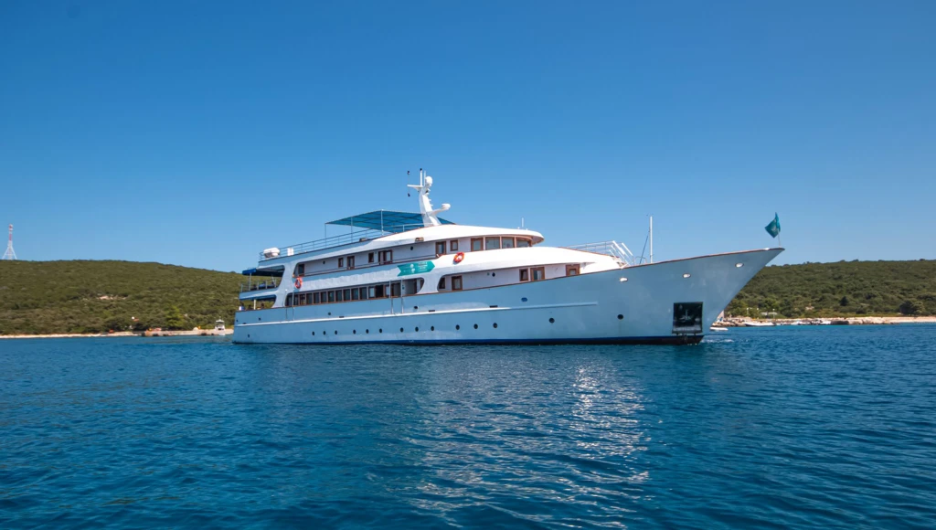 Bootsurlaub zwischen mittelalterlichen Städten und paradiesischen Stränden