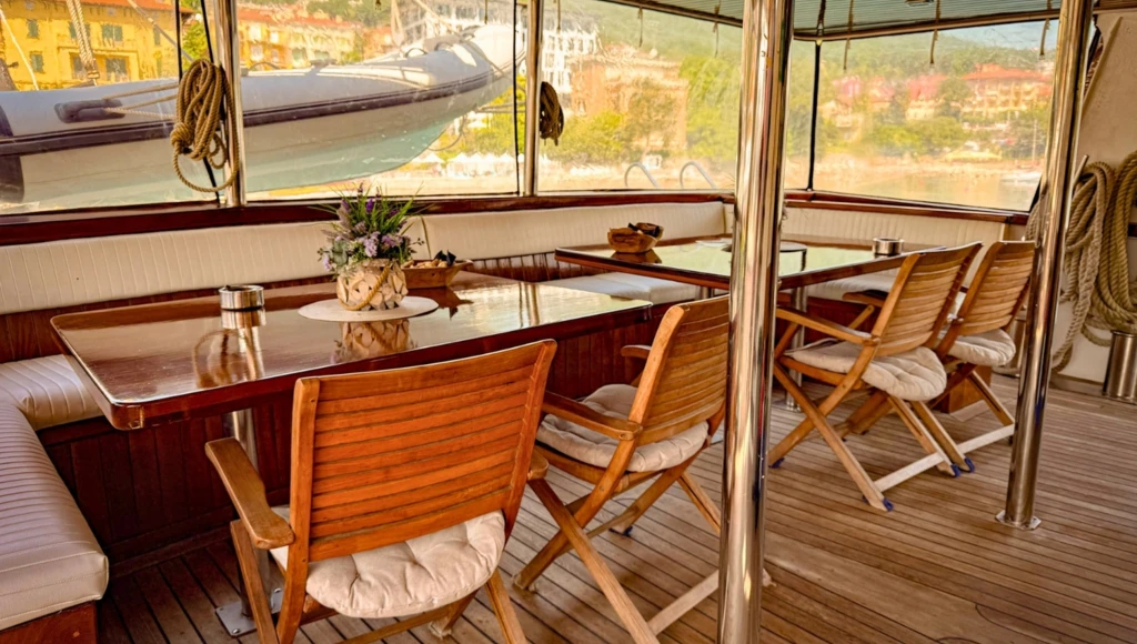 Aventure traditionnelle en Dalmatie : navigation douce entre criques et villages