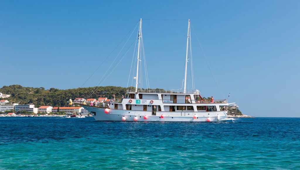 Aventure traditionnelle en Dalmatie : navigation douce entre criques et villages