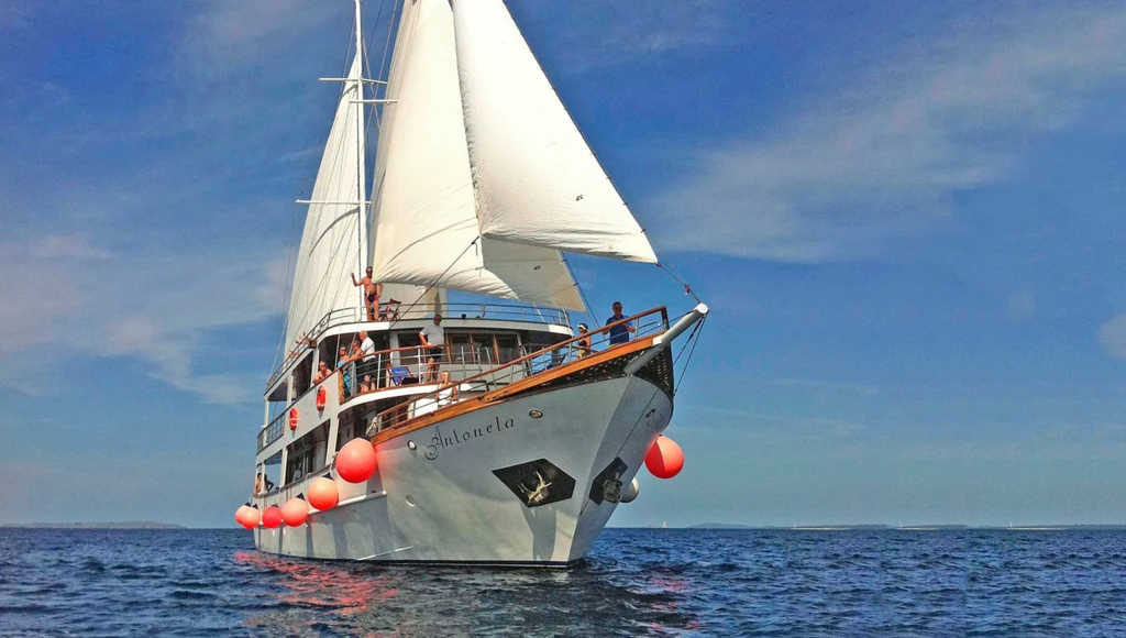 Aventure traditionnelle en Dalmatie : navigation douce entre criques et villages