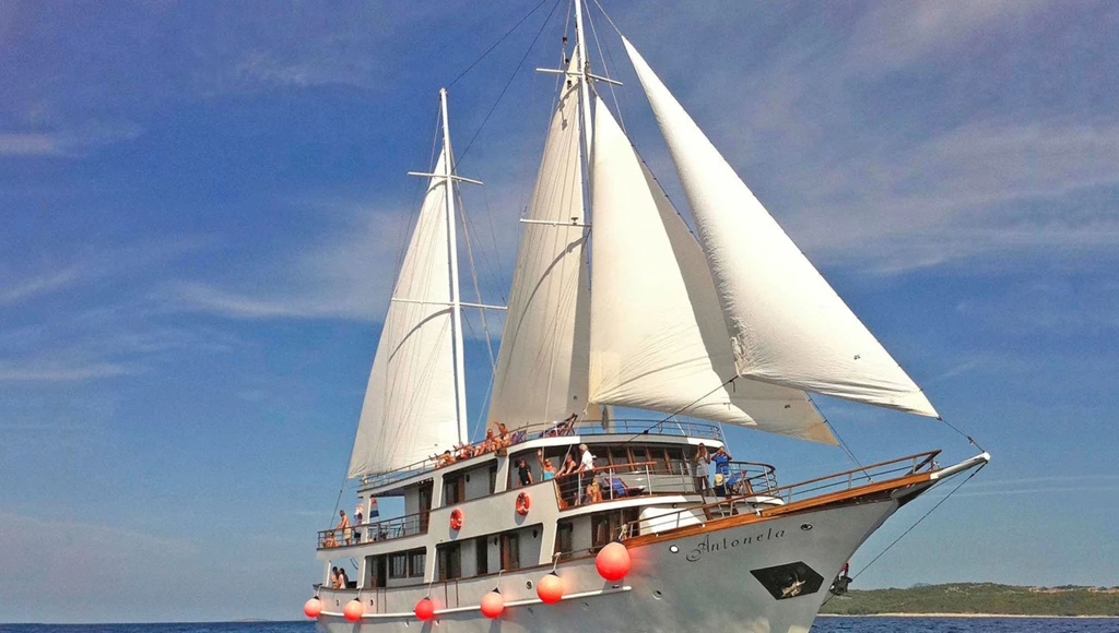 Aventure traditionnelle en Dalmatie : navigation douce entre criques et villages